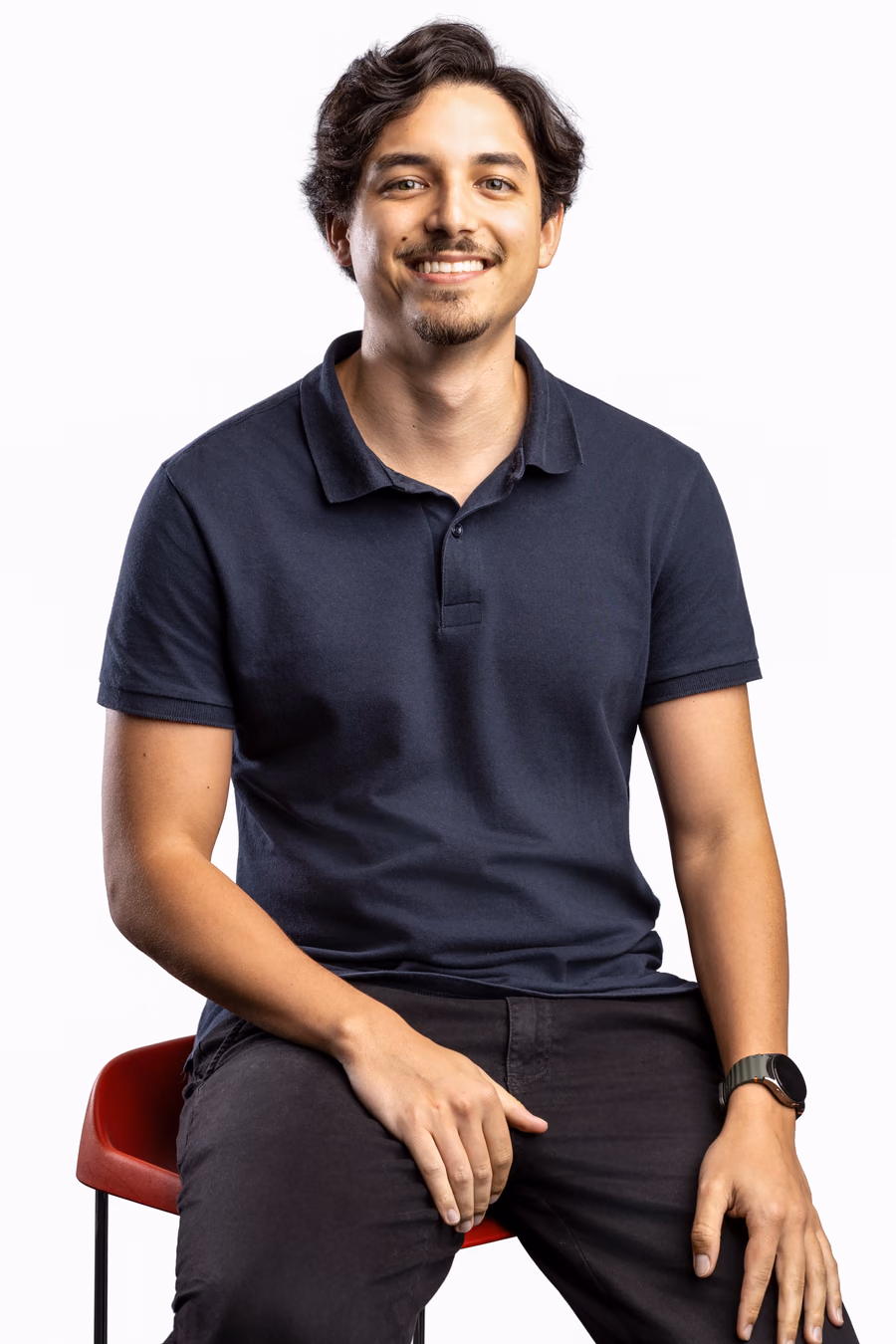 Profissional da ZAMP sentado, sorrindo; em seguida, a foto troca e ele aparece com um balde de frango do Popeyes