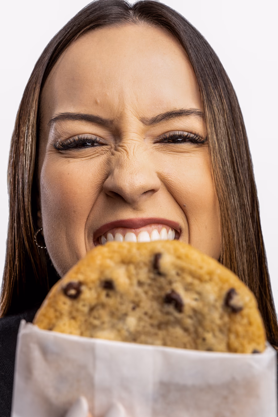 Colaboradora do Subway mordendo um cookie; em seguida, a foto troca e aparece uma colaboradora com a coroa do Burger King